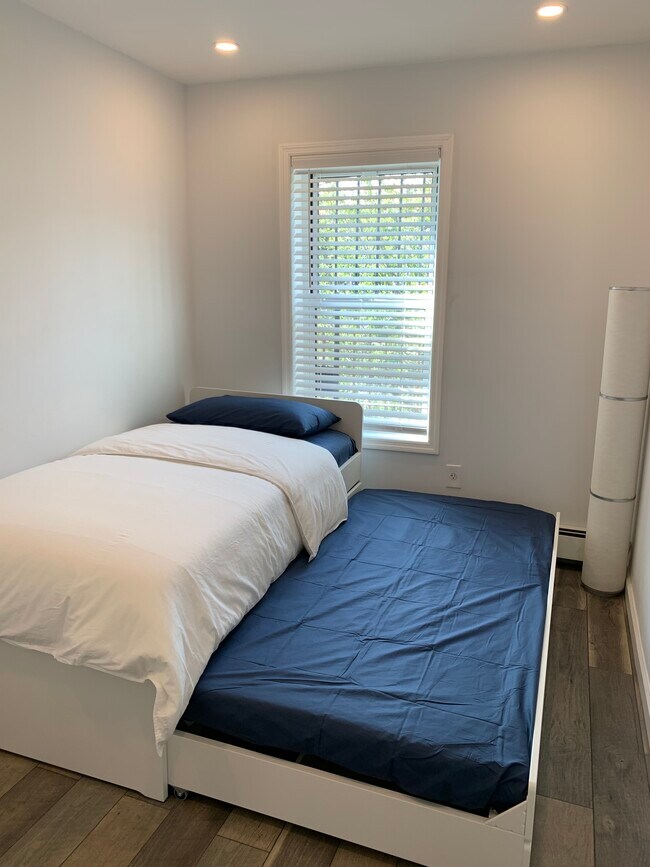 Building Photo - 152 W 9th St