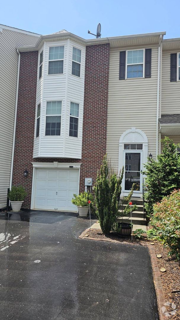 Building Photo - THREE BEDROOM TOWNHOUSE- East Penn Schools