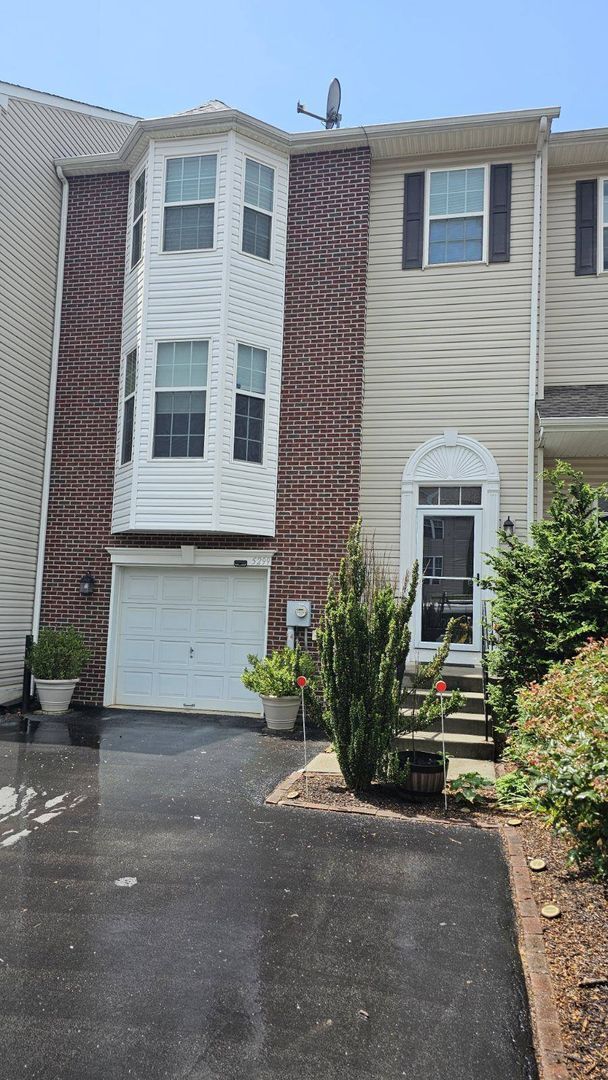 Building Photo - THREE BEDROOM TOWNHOUSE- East Penn Schools