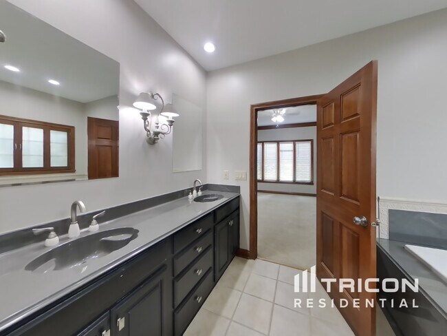 Building Photo - 6055 Fawnwood Dr