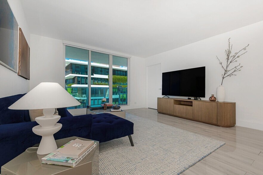 Building Photo - 2301 Collins Ave