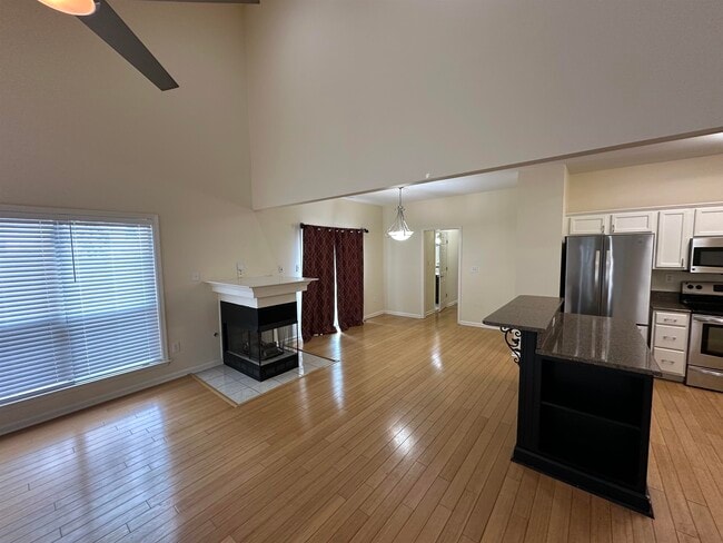 Building Photo - 1093 River Isle Dr