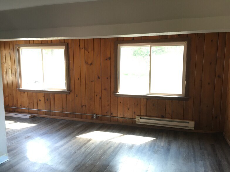 Building Photo - 452 E Holum St