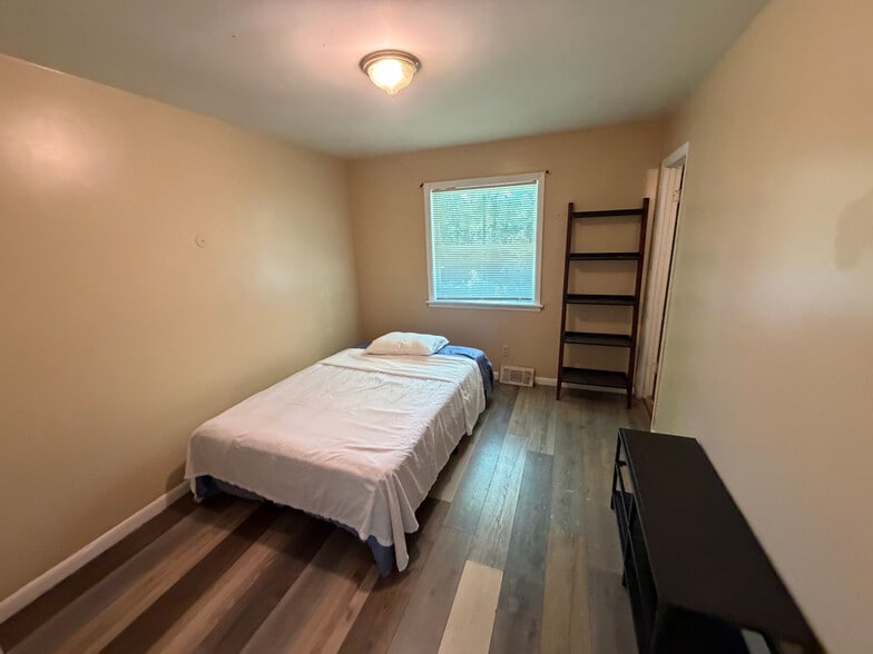 Building Photo - Room in House on Longleaf Dr