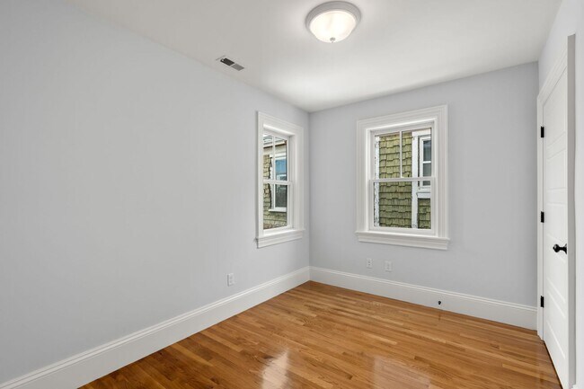 Building Photo - Amazing 3 bed 3 bath in Allston