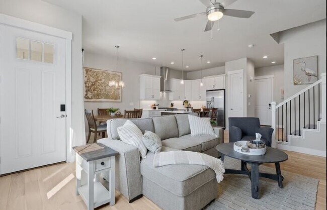 Building Photo - Gorgeous 3 bed/ 3.5 bath Condo At Heron La...