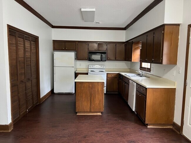 Building Photo - 206 Woodburn Club Ln