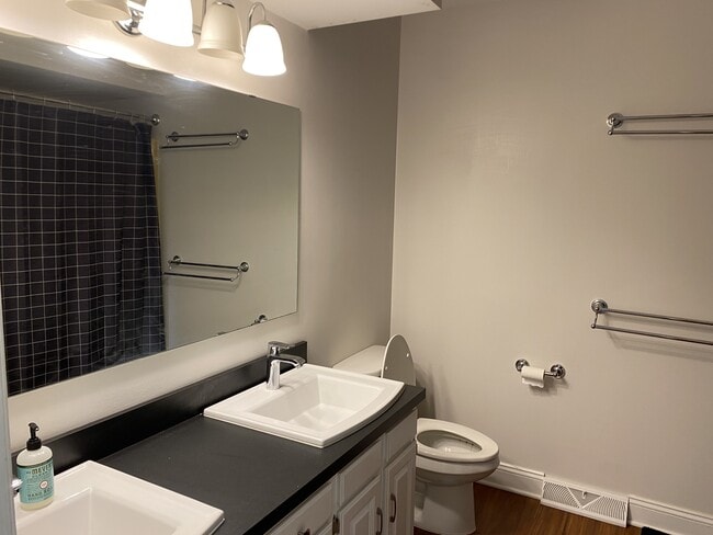 Building Photo - 1008 Forest Hills Dr