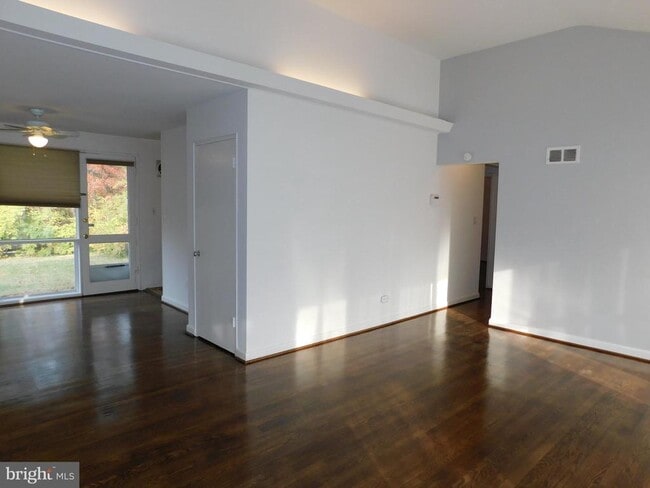 Building Photo - 6037 Grosvenor Ln