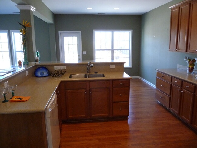 Building Photo - Executive Home!