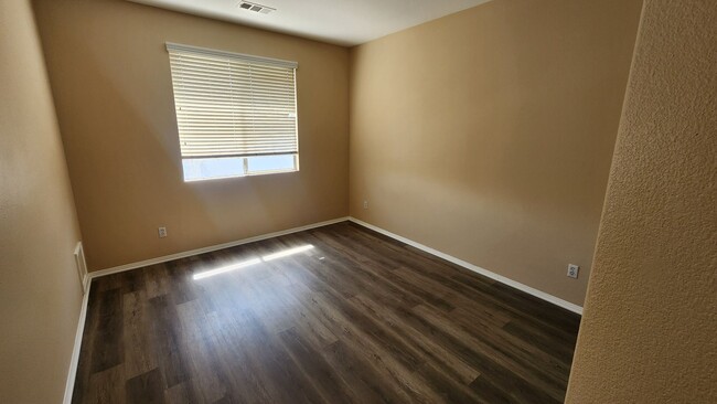 Building Photo - Gorgeous 5 Bedroom w/ Downstairs bedroom! ...