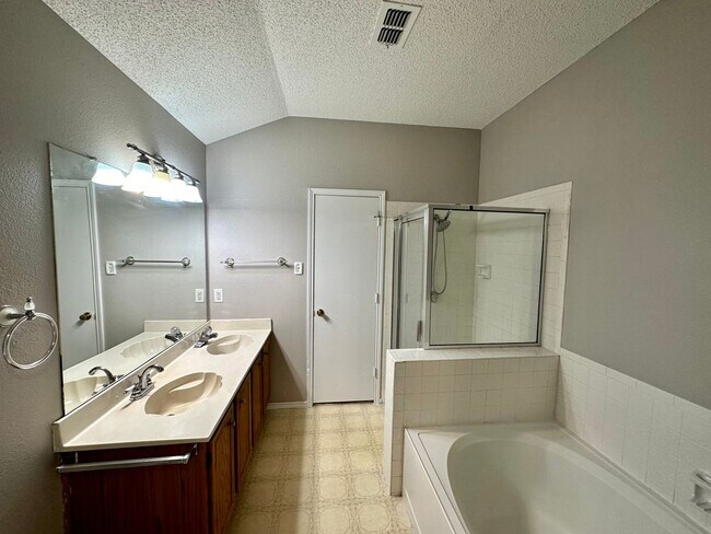 Building Photo - Single Family House in Arlington 76001