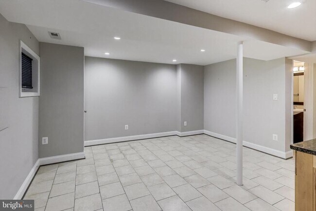 Building Photo - 317 Todd Pl NE