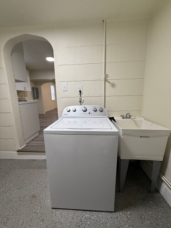 Building Photo - Updated 2BR Townhouse with off street park...