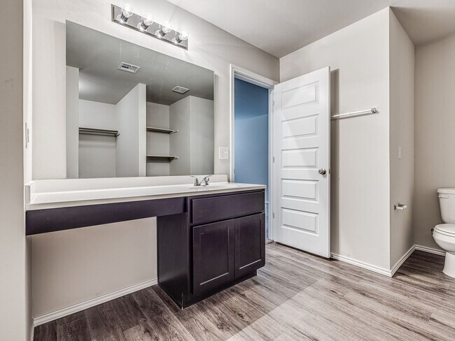 Building Photo - 629 W Lola Dr