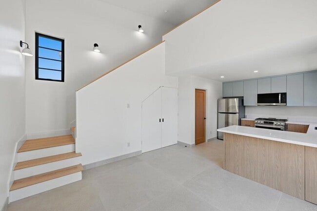 Building Photo - 1065 Buena Vista Way