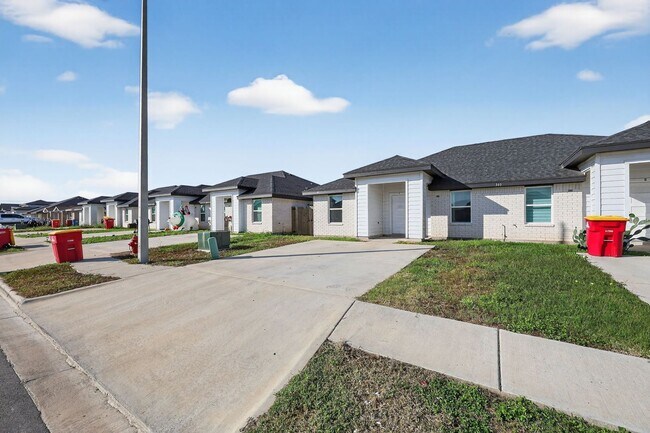 Building Photo - Charming 3BR Duplex in Brownsville