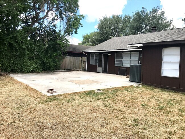 Building Photo - 16719 Maplemont Dr