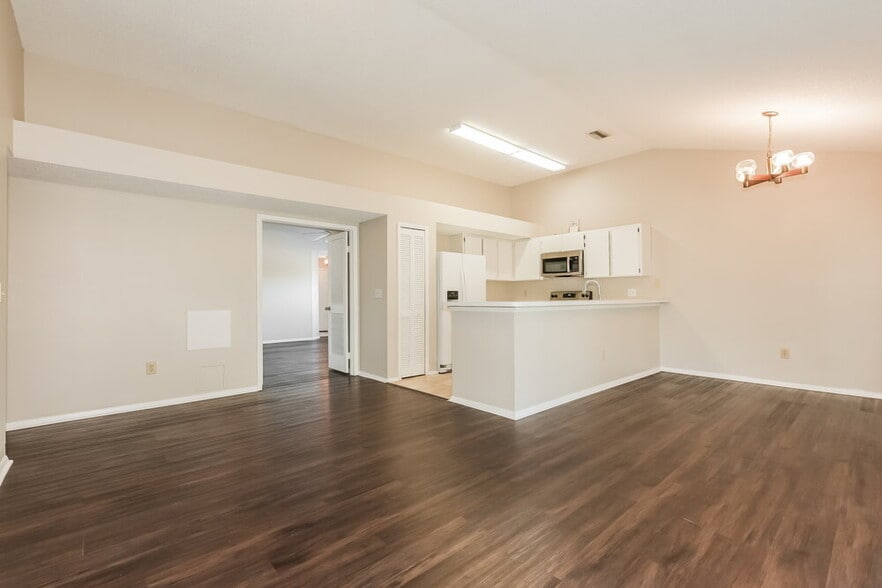 Building Photo - 1611 Bent Pine Way