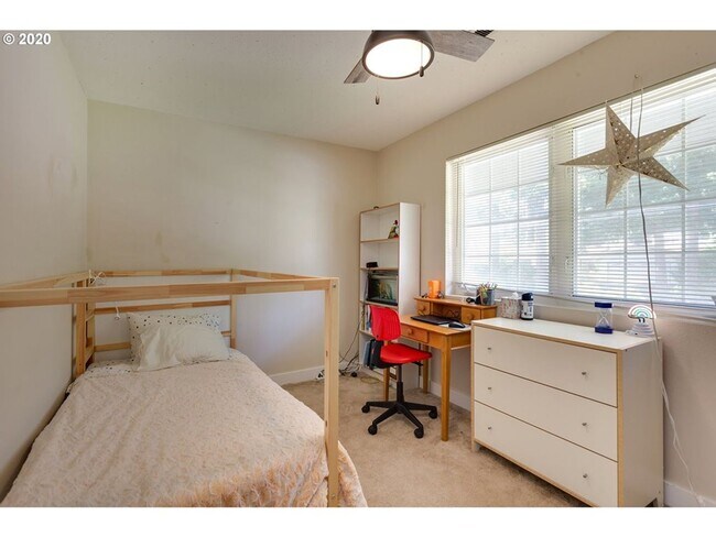 Building Photo - LAKE OSWEGO/LAKE GROVE LARGE UPDATED HOME ...