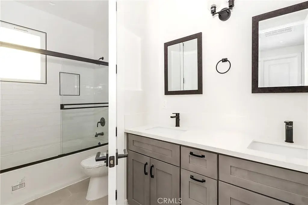 Full Bathroom - 2020 Brentwood Pl