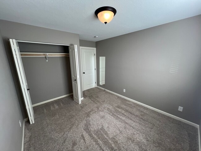 Building Photo - Well Maintained Three Bedroom Home in Sout...