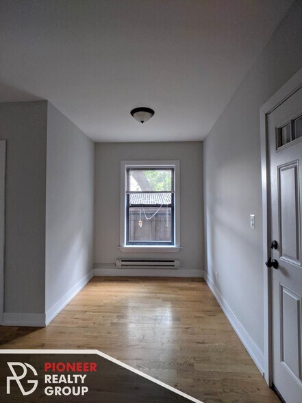 Building Photo - 947 W Cornelia Ave
