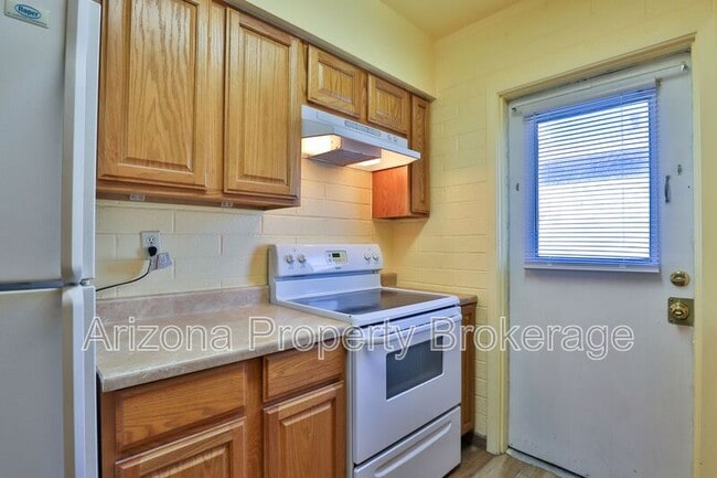 Building Photo - 2408 W Morten Ave