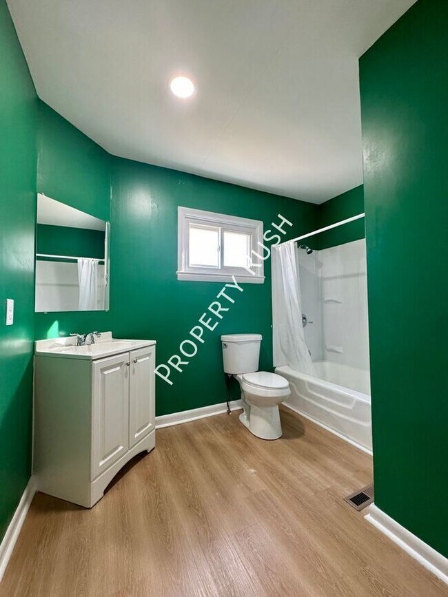 Building Photo - 32 Opal Rd