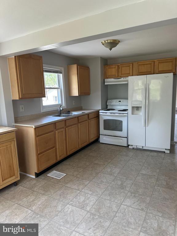 Building Photo - 7648 Beach Dr