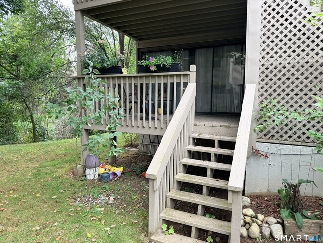 Building Photo - 17 Greenbriar Dr