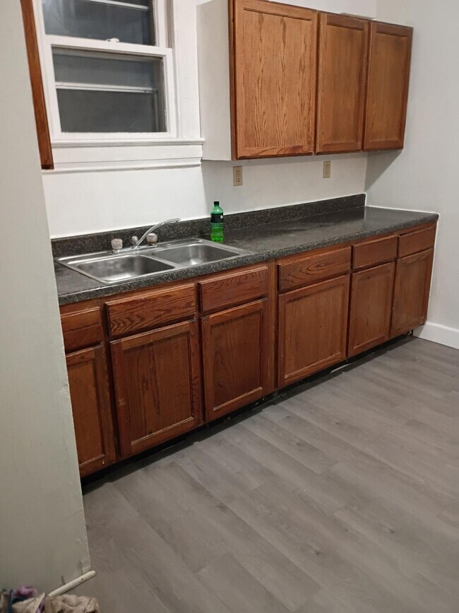 Building Photo - 710 E 6th St