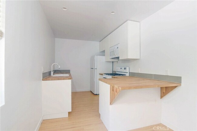 Building Photo - 11921 Goshen Ave