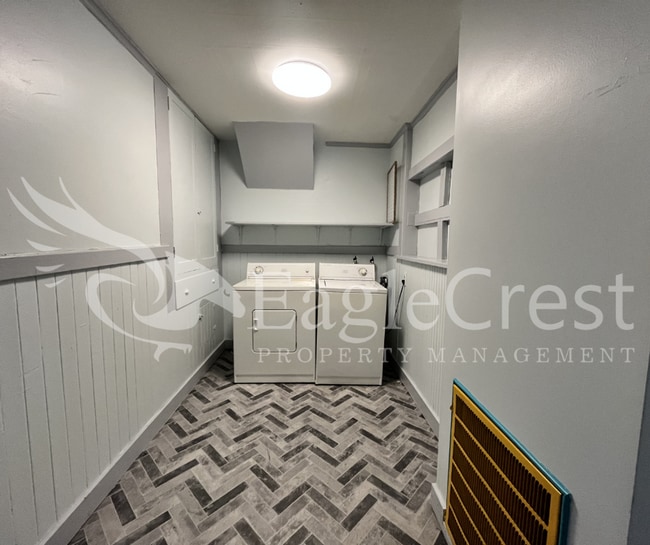 Building Photo - Comfortable 5 Bedroom Home with Modern Touches, Large Bedrooms & Front Porch
