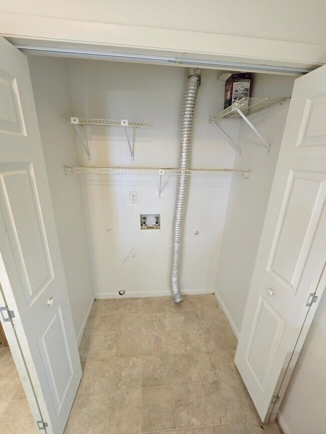 Building Photo - Awesome 3 Bed / 2 Bath Townhome with Open ...