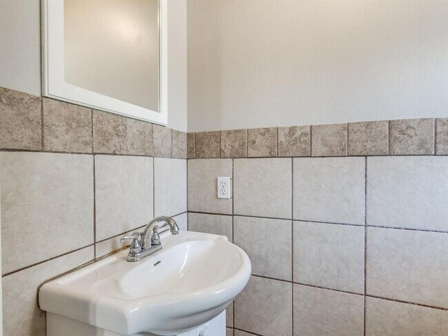 Building Photo - 208 Thompson Dr