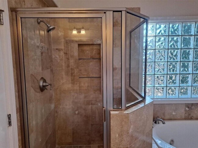 Building Photo - 2431 Coosawattee Dr NE