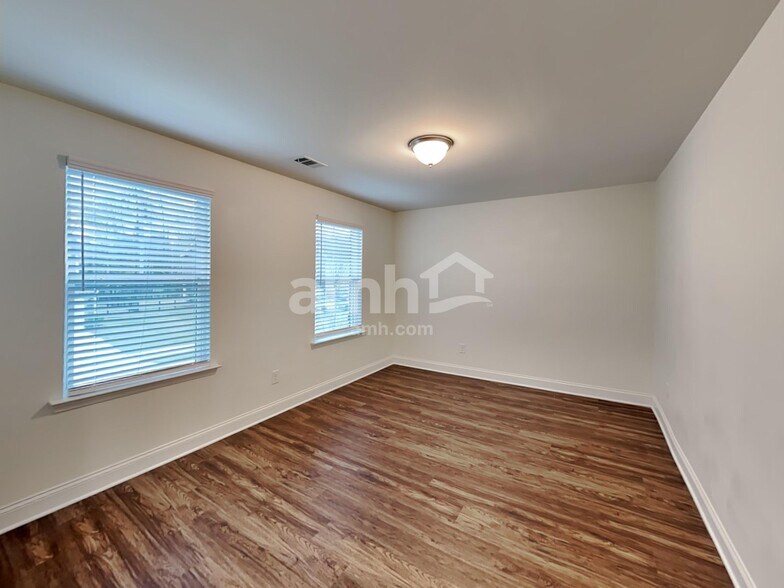 Building Photo - 348 Pointe Dr