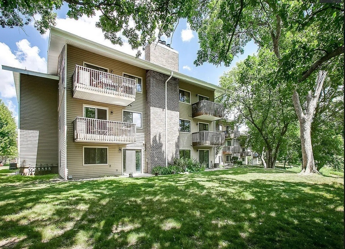 Building Photo - 14325 Fairway Dr