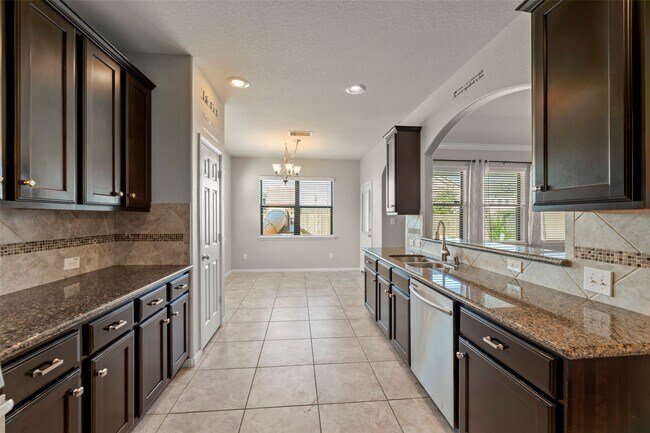 Building Photo - 5531 Drumlin Field Way