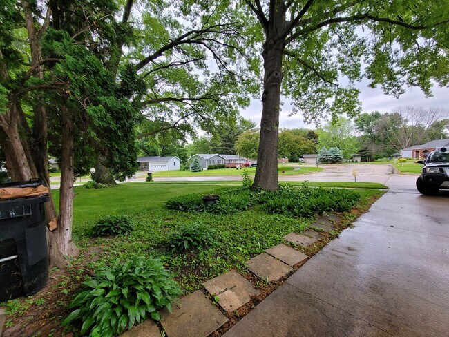 Building Photo - Coralville 4 bedroom 2.5 bath, 2 stall attached garage, fenced yard!