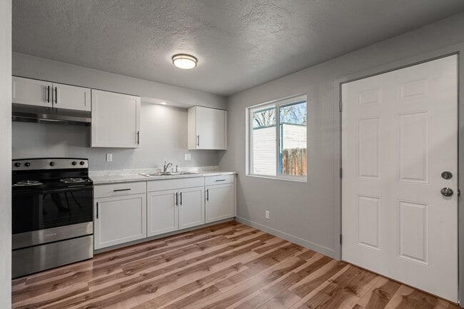 Building Photo - 1028 W 11th St