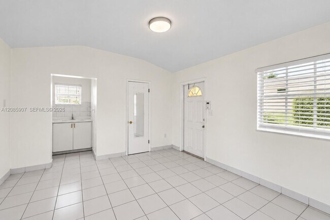 Building Photo - 3640 SW 25th St