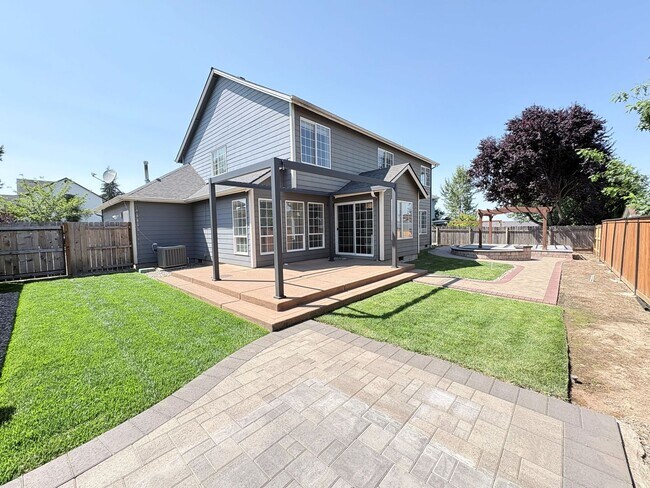 Building Photo - 4 Bedroom 2.5 Bathroom Home in NW Salem!