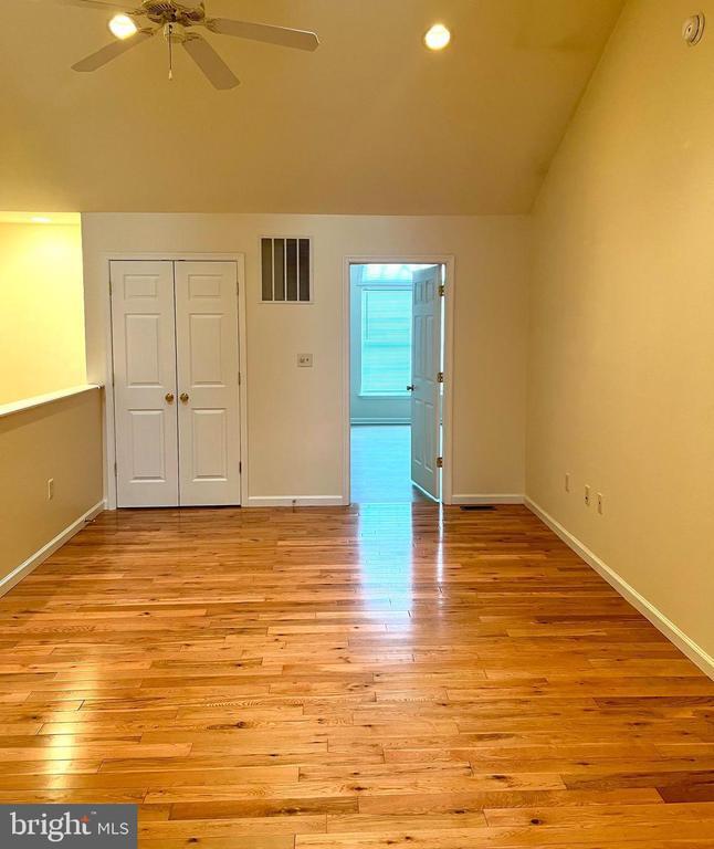 Building Photo - 2037 Powell Dr