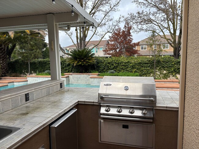 Building Photo - Lakeside Community Beauty