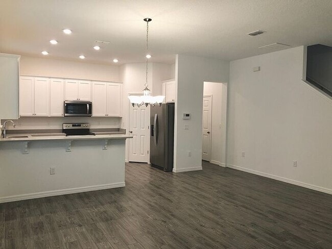 Building Photo - Beautiful 3/2.5 Newly Appointed Home with ...