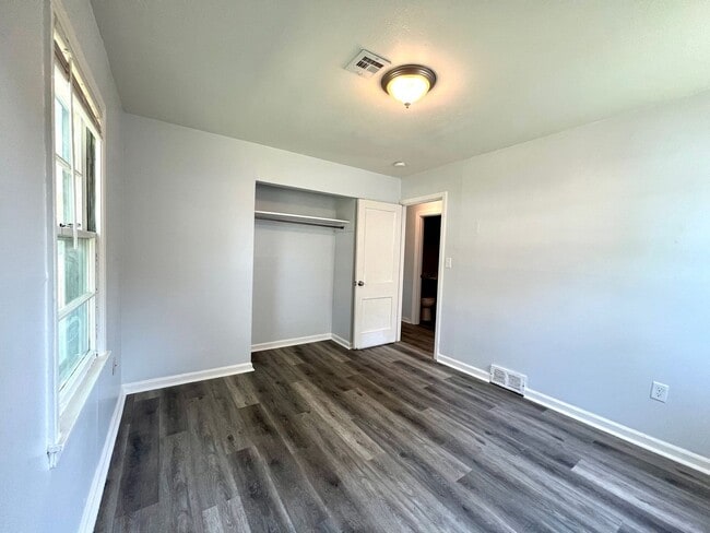 Building Photo - Remodeled Residential Home on East Side - Preleasing for 26/27 School Year!