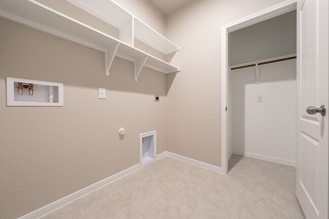 Building Photo - Stunning 4-Bedroom Home in Villages of Wes...