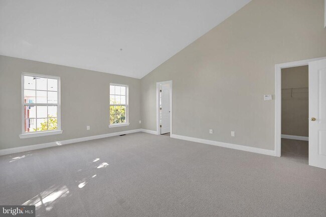 Building Photo - 111 Chevy Chase St